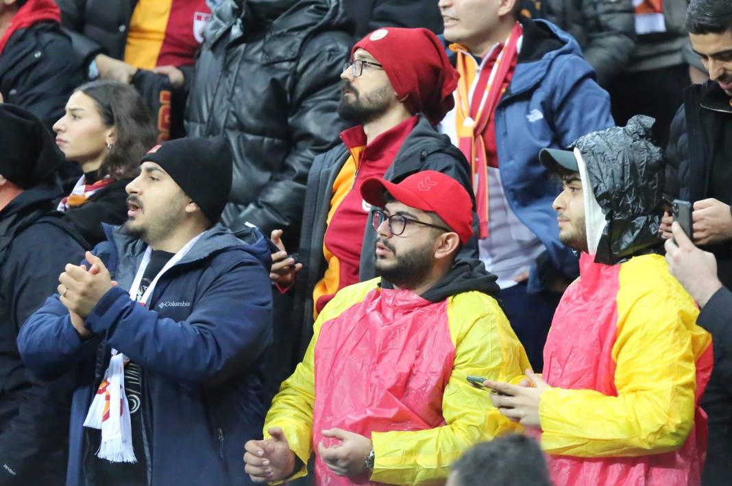 Galatasaray'ın muhteşem geri dönüşünden çok özel resimler: Tribünler şov yaptı 40